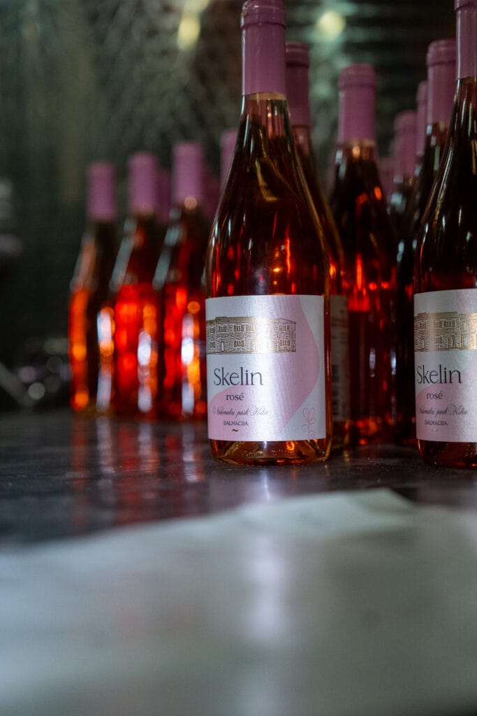 Flessen rosé rechtstreeks uit de wijngaarden van Kroatië, geleverd door CroVino