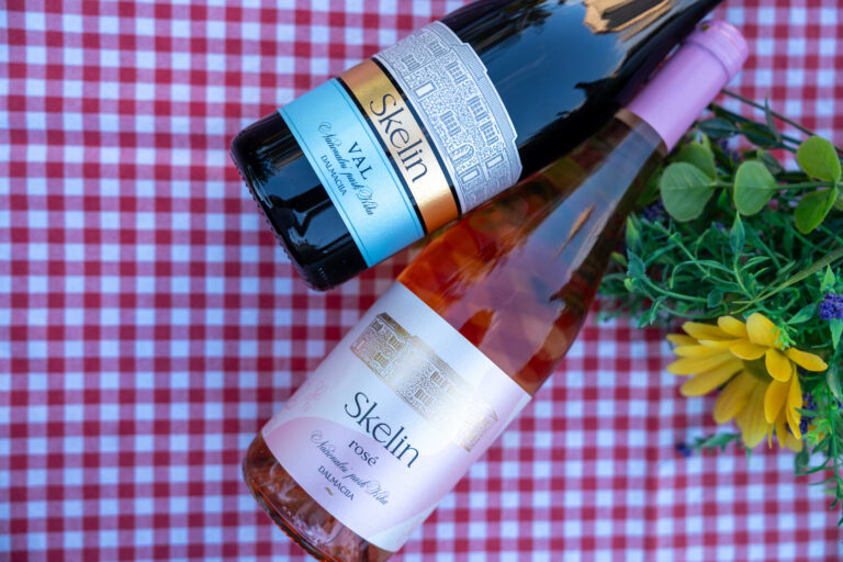 Een fles Kroatische witte wijn en rosé van CroVino