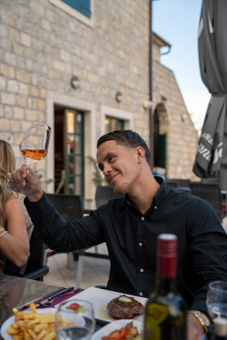 Het restaurant van het wijnlandgoed combineert de perfecte gerechten met de wijnen van het domein