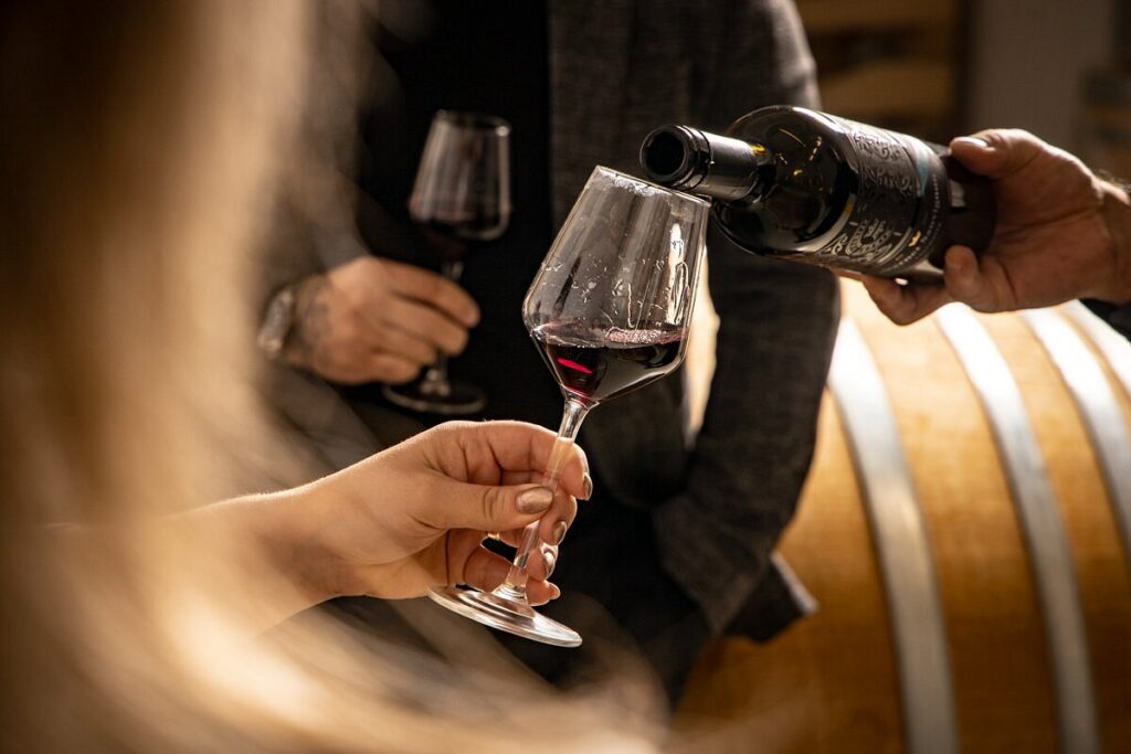 Wijnproeven in de wijnkelder van wijnhuis Iuris in Kroatië.