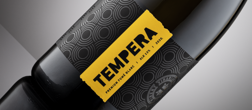 Iuris - Tempera Fume Blanc is een zeer weelderige Sauvignon Blanc die zich onderscheidt door zijn heldergele kleur en kristalheldere uiterlijk. Het aroma is rijk en elegant, met plantaardige tonen die verweven zijn met accenten van tropisch fruit, rijpe meloen, abrikoos en citrus.